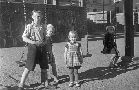 Children in war time. SA-kuva.