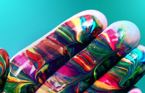 Kuvassa värikäs hansikas