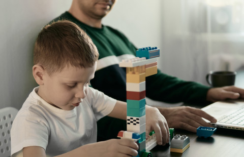 Vanhempi etätöissä ja lapsi kotona