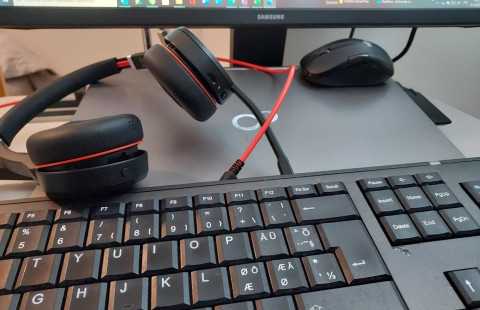 Näppäimet ja kuulokkeet