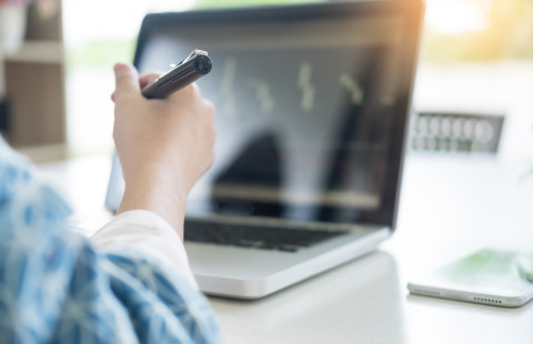 käsi, kynä, tietokone