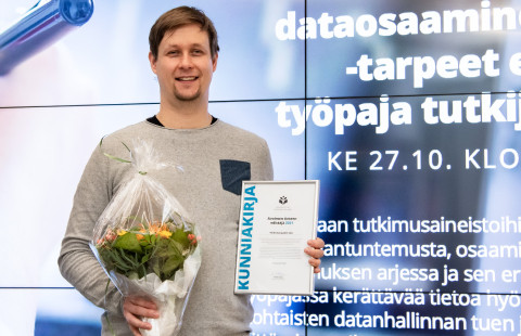 Mies, kukkakimppu, kunniakirja, avoin tiede, vaikuttavuuden talo.