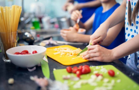 Perhe valmistaa ruokaa.