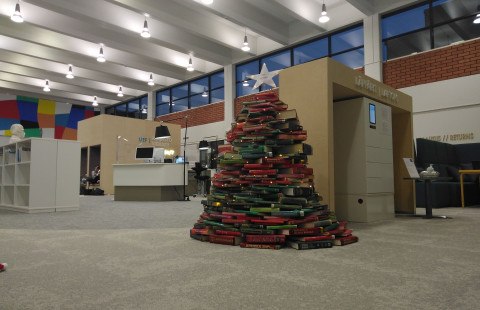 Kirjoista koottu joulukuusi kirjastossa.