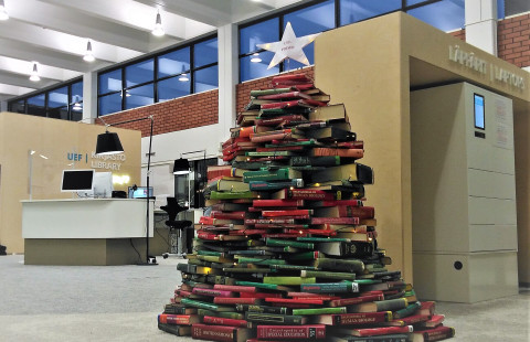 kirjasto, kirjoista koottu joulukuusi, läppäriautomaatti