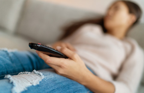 Television kaukosäädin kädessä