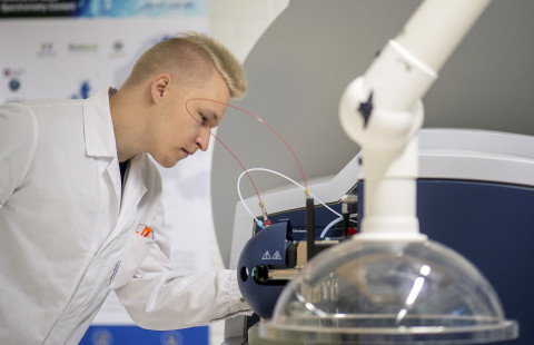 Kemian laboratoriossa.