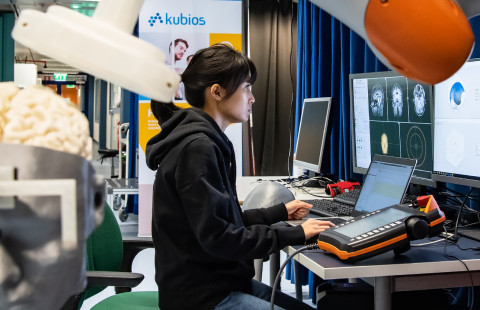 Nainen työskentelee laboratoriossa.