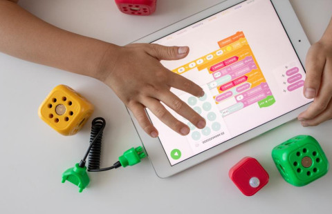 kädet, tablettitietokone, muovipalikoita