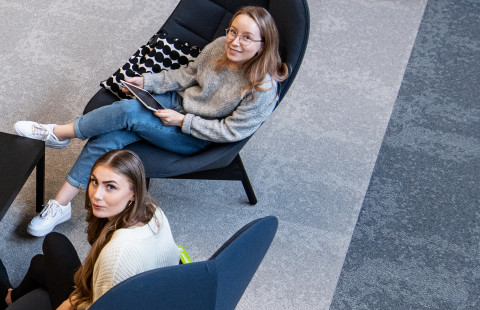 Opiskelijoita UEFin kirjastossa.