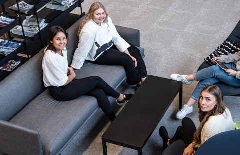 Opiskelijoita UEFin kirjastossa.