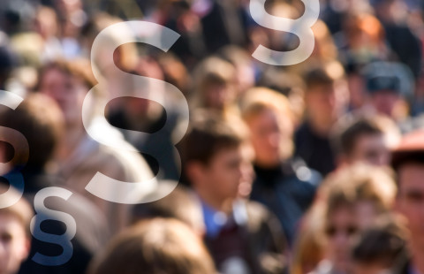 Ihmisjoukko ja lakipykälän merkkejä.