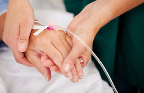 Potilaan ja hoitajan kädet