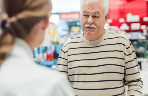 Asiakasneuvontaa apteekissa