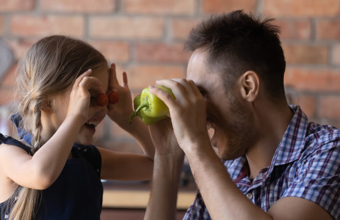 Isä ja lapsi leikkimässä kasviksilla