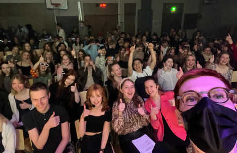 Iloinen norssijoukko viihtymässä konsertissa