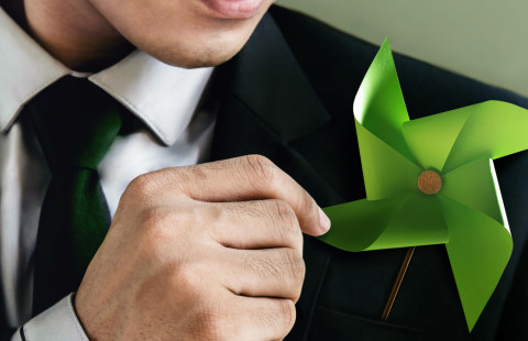 Mies ja vihreä hyrrä.