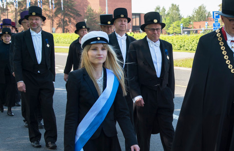 Airut promootiokulkueessa.