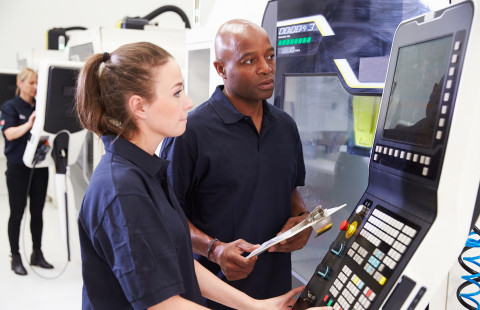 Työskentely cnc koneella.