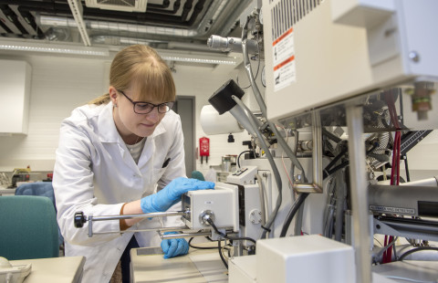 Nainen tekee töitä laboratoriossa.