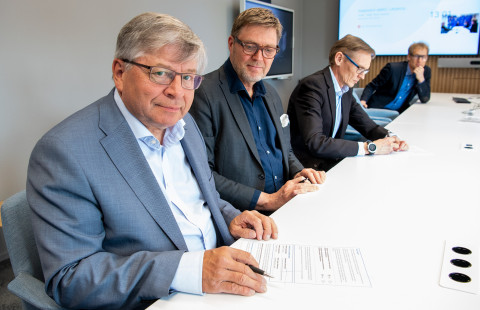 Vaajasalon säätiön lahjoituksen allekirjoitustilaisuus.