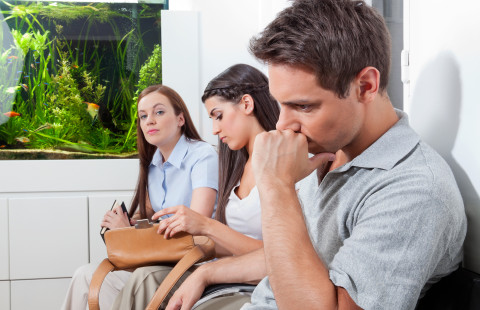 Potilaita odostushuoneessa.