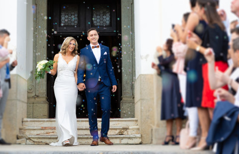 Hääpari tulee kirkosta.