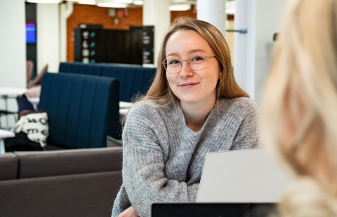 UEF-lähettiläs Katja Peltola pöydän ääressä