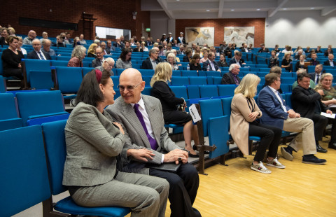 Kunniatohtoreiden luento SN100-salissa.