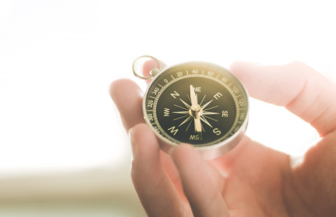 Kompassi kädessä.