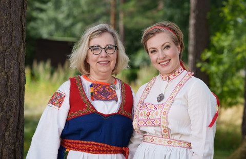 Karjalan kielen ja kulttuurin opiskelijat Jaana Suviniitty ja Katarina Suviniitty.