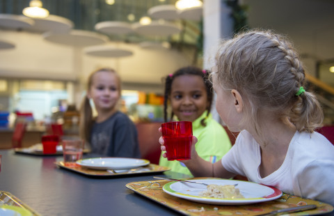 Oppilaat ruokailemassa.