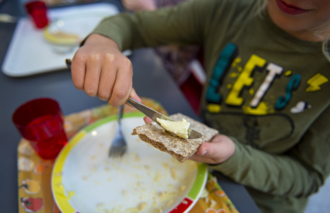 Oppilaat ruokailemassa.