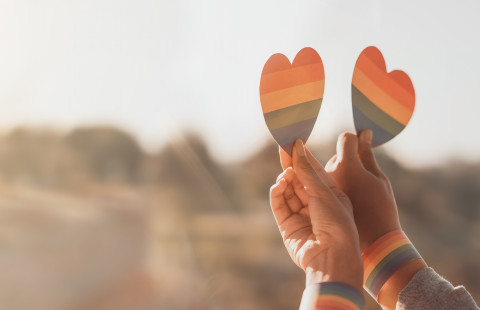 Sydämet sateenkaarivärein.