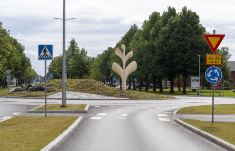 Roundabout, with the Kasvu environmental work in the middle, depicting the logo of the University of Eastern Finland.