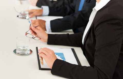 Kahdet kädet pylväsdiagrammitulosteiden päällä.