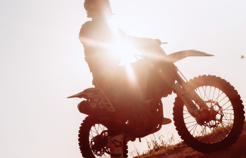 Motocross-ajaja vastavalossa.