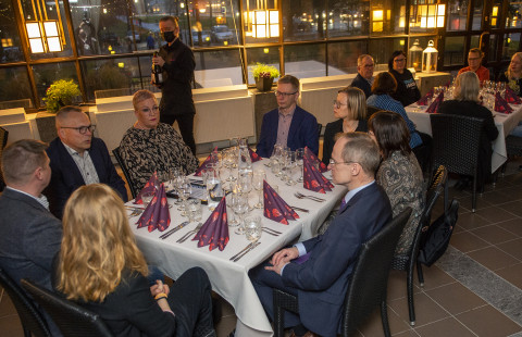 People in the restaurant.