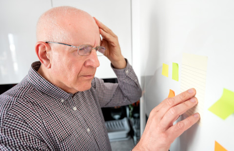 Muistilappuja jääkaapin ovessa.