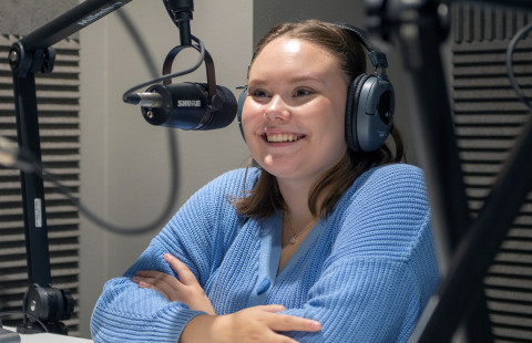 UEF-tubettaja Saara Pajunen äänitysstudiossa