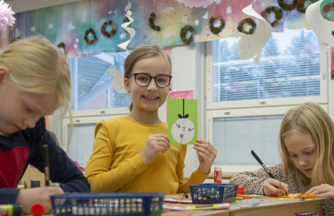 Oppilaat askartelemassa.