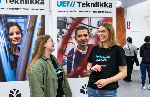 Kaksi opiskelijaa esittelee tekniikan alan koulutusta.