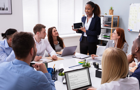 Ihmisiä kokouksessa.