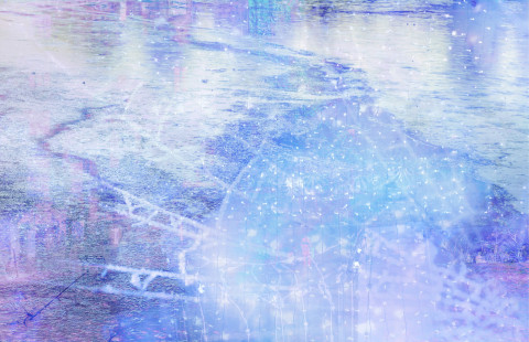 Sininen jäinen pinta.