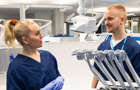 Hammaslääkäriopiskelijat opetusklinikalla