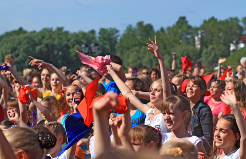 Iloisia nuoria festareilla.