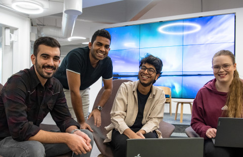 Kansainväliset opiskelijat ryhmäkuvassa.