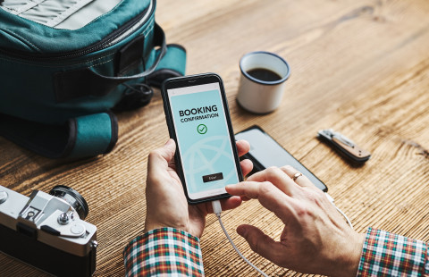 Kädet mobiilipuhelimella.