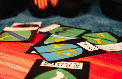 Tehtäväkortteja koulussa.