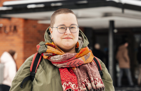 opiskelija Roosa Ikimeri Carelia-rakennuksen edustalla